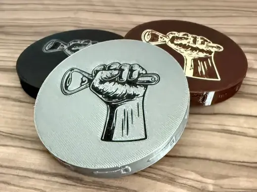 Apoio de copo e abridor de garrafa
