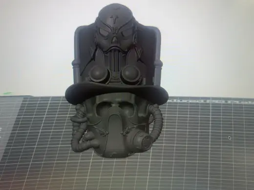 Totenkopfmaske mit Schläuche und Hut