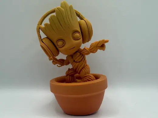 Figura adorable de baby Groot con auriculares