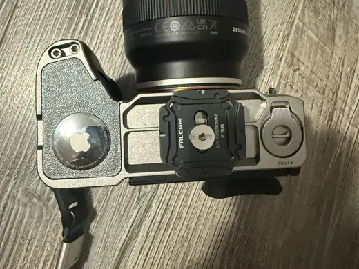 Smallrig grip 4796/4797 Sony A7C II Airtag holder