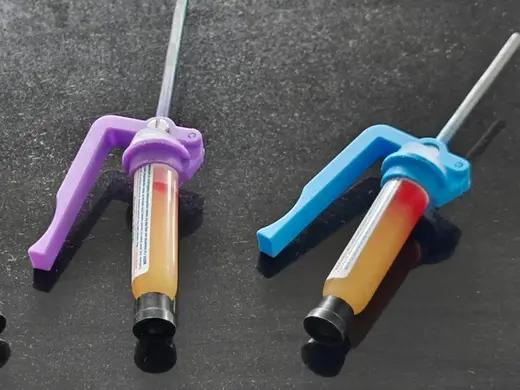 One hand syringe dispenser