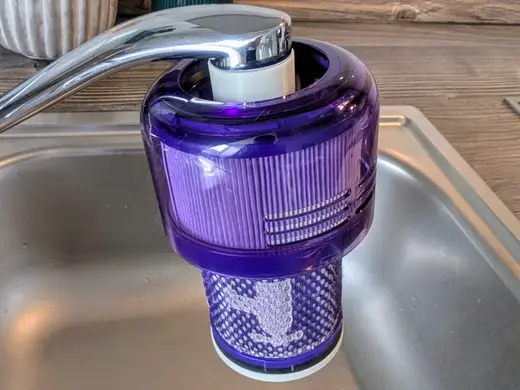Dyson V12 Adapter zur Reinigung des Staubfilters
