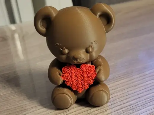 Teddymädchen mit Rosenherz