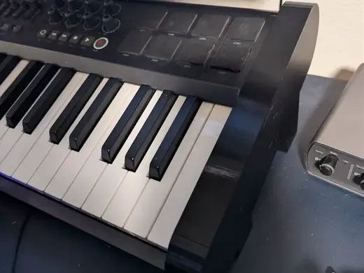 M-Audio Axiom (1st Gen) angled riser