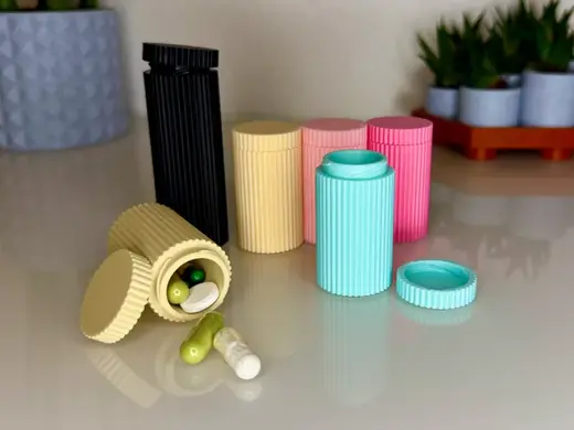 Screwable mini container (for pills)