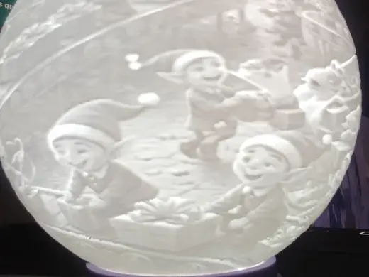 Boule de Noël N°4 "l'atelier des Lutins"