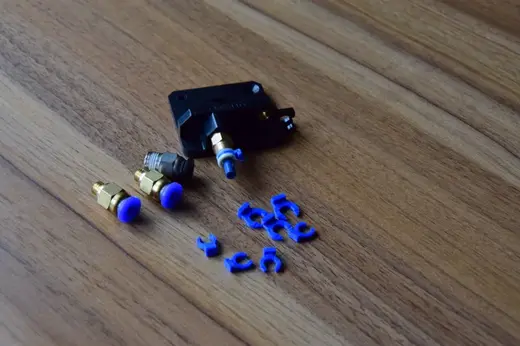 Pneumatic connectors lock clip