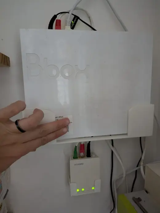 Support murale pour Box internet Bouygues + fibre