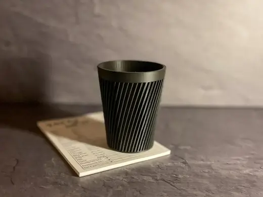 Eleganter Würfelbecher im modernen Spiraldesign