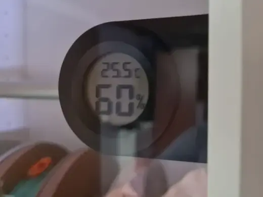Hygrometer bracket for Ikea Billy Oxberg door