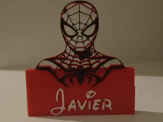 javier nome da scrivania con spiderman