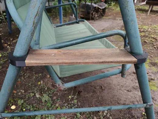 A hugging attachment for a shelf on a garden swing