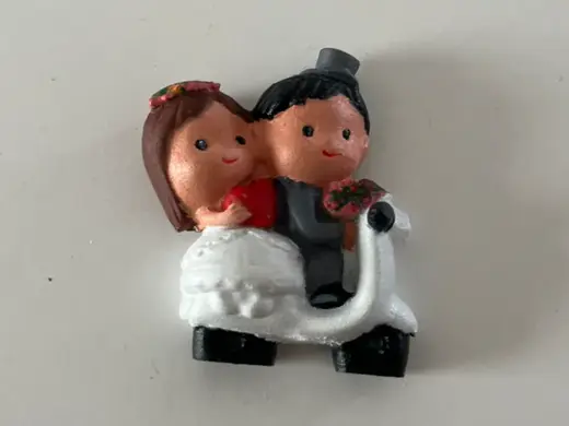 calamita matrimonio, sposini sulla vespa