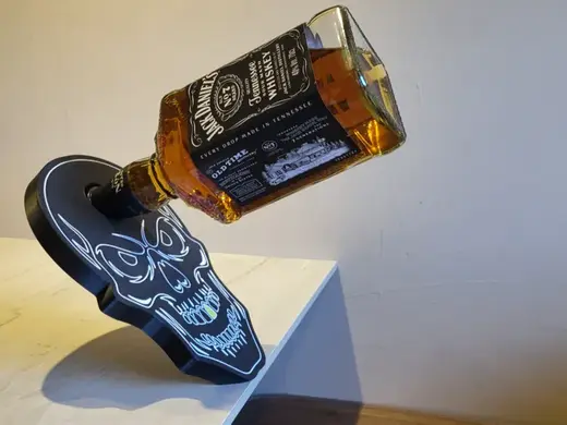 Jack Daniels Skullständer mit Goldzahn