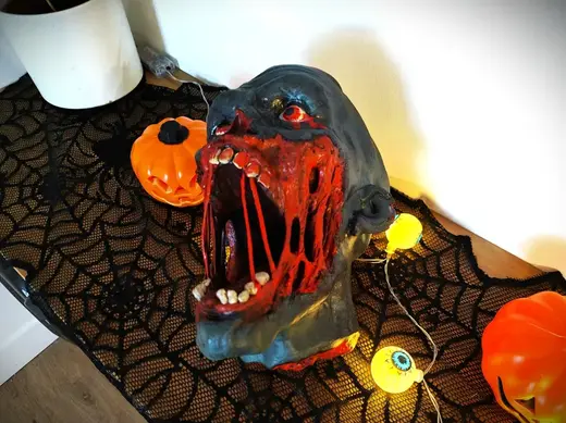 ZOMBIE cutted Head -- Great details !