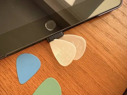Guitar pick holder-iPad/iPhone lightning connector