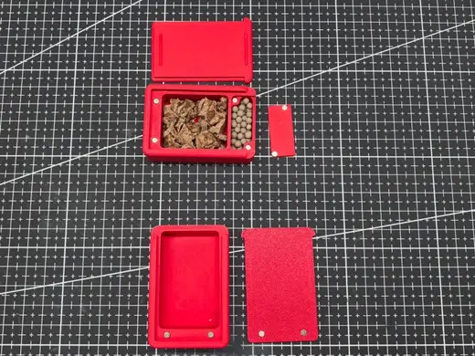手心大小的磁吸滑槽宠物奖励零食盒