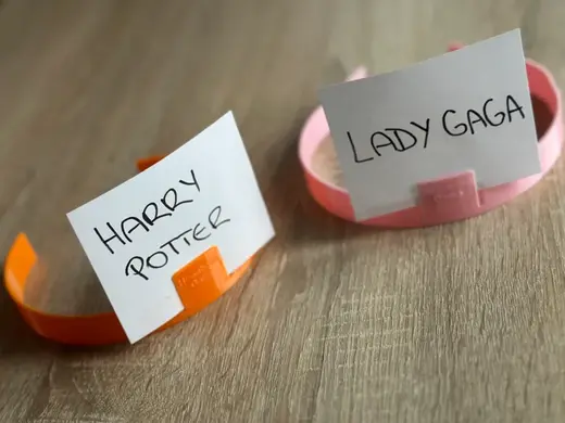 Head band game (strip text holder)