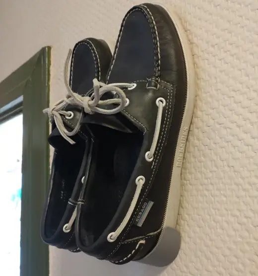 Minimal footwear wallmount