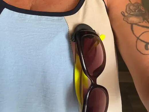 pin broche coche sujeta gafas de sol