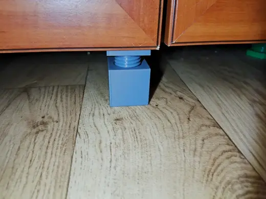 Adjustable furniture foot v2