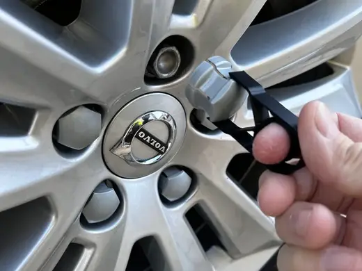 Complient Tool For Lug Bolt/Nut Caps Removal