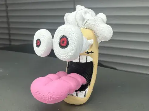 Imã de geladeira do Luffy gear 5 fazendo careta