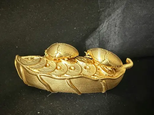 金叶载钱,双甲守财,手握富甲,富贵自来。