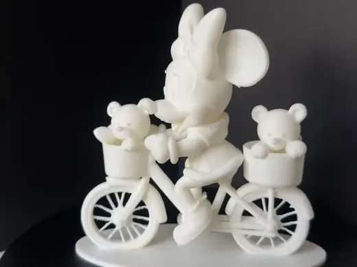 Radelte Minnie mit Bären