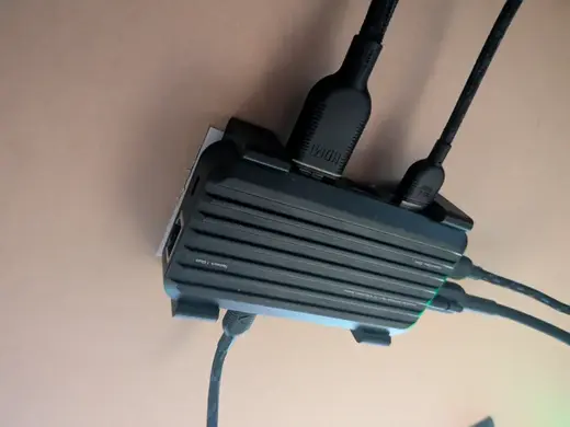 8 Port USB-C Hub V3 Holder