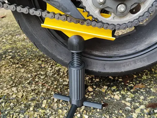 Pied de protection graissage chaine moto