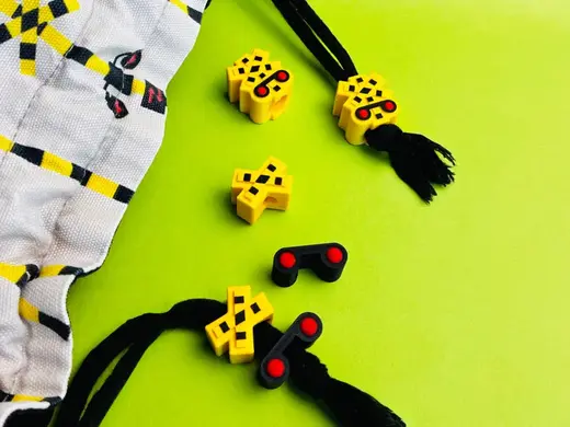 Japanese railroad crossing–style drawstring bead