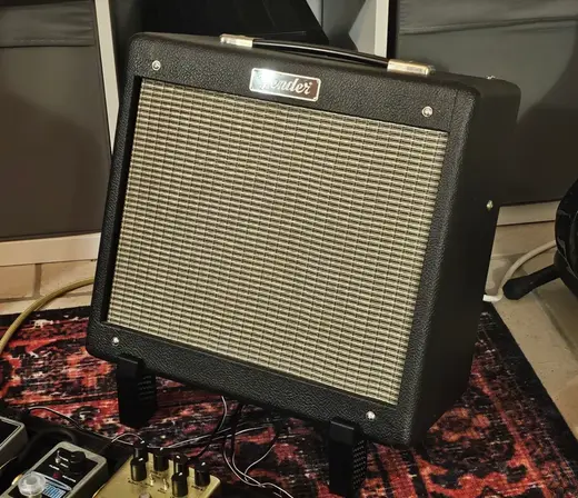 Guitar amplifier tilt stand
