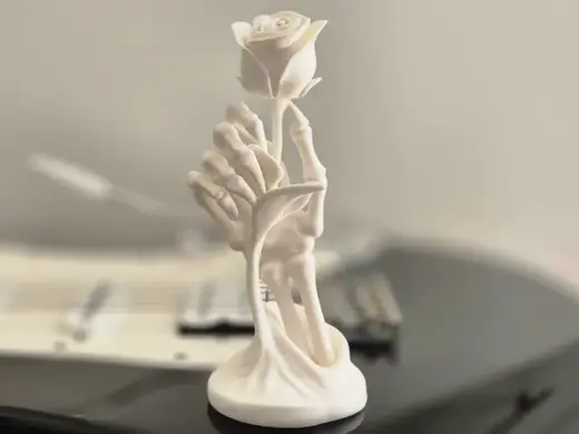 Skelett Hand mit Rose Symbol der Vergänglichkeit