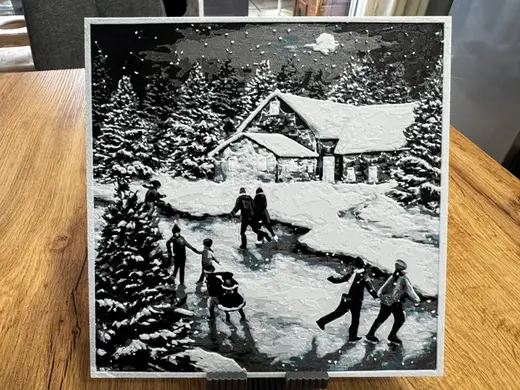 Winterlandschaft – Eisläufer vor Hütte im Schnee