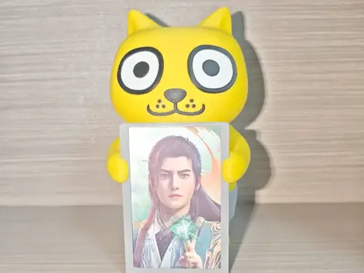 抱相框小黄狗