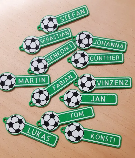 Schluesselanhaenger Fussball und wählbarem Namen
