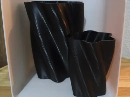 Twisted Decorative Vase / Vase Torsadé Décoratif
