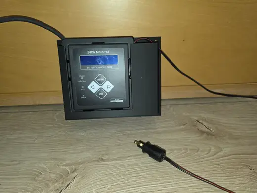 BMW Motorrad Plus Batterie Ladegerät Wandhalter