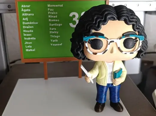 figura tipo funko pop profesora pelo rizado gafas