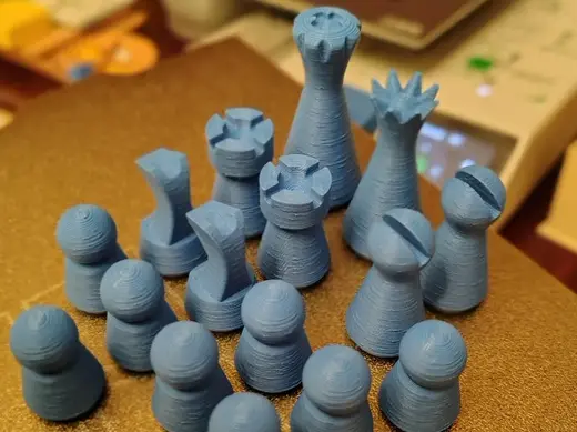 kleine Schachfiguren ohne Stützen für unterwegs