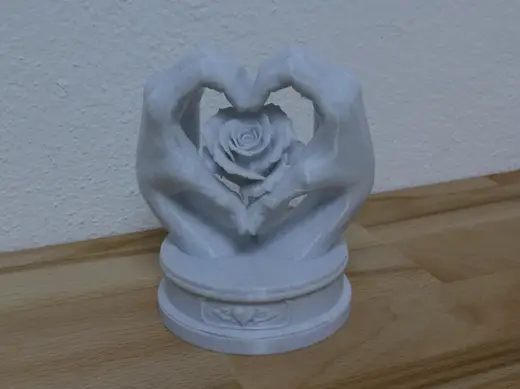 Handherz mit Rose auf Sockel Sukulptur
