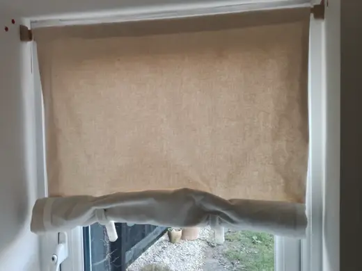 Simple dowel blind hanger