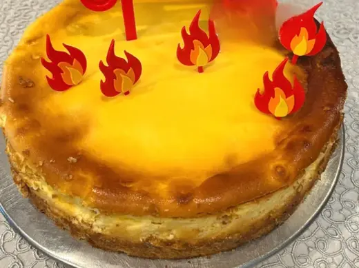 Caketopper Feuerwehrauto und Flammen