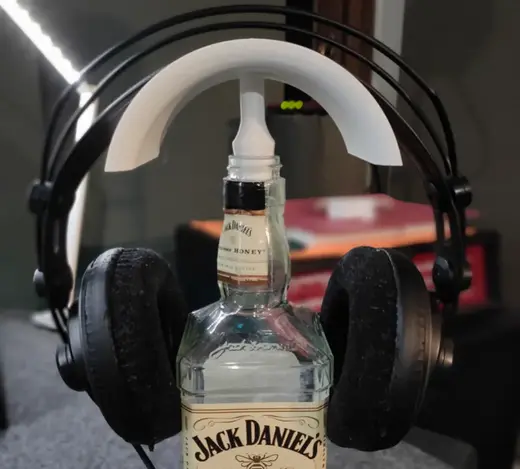Headphones holder with a recycled bottle