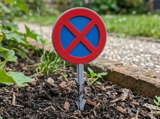 Halteverbotsschild mit Erdspiess