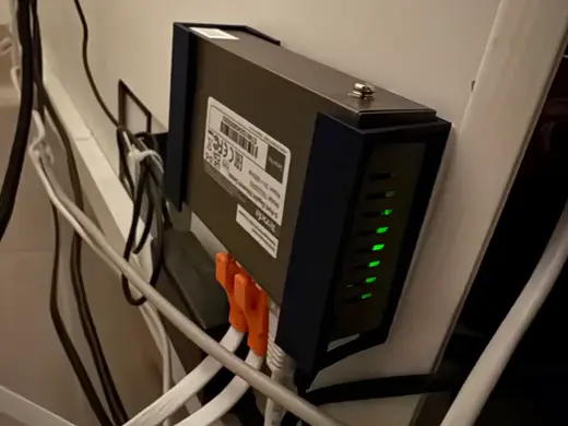 Supporto a parete per Switch Tenda TEG1005D