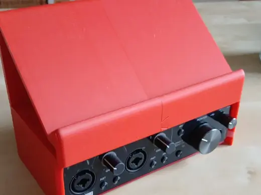 Focusrite Scarlet 2i2 stand for guitar/bass pedal