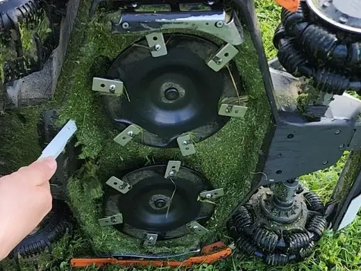 The mower cleaning scraper - ex. LUBA 2 AWD