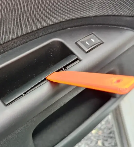 Automotive trim removal tool / Pry tool